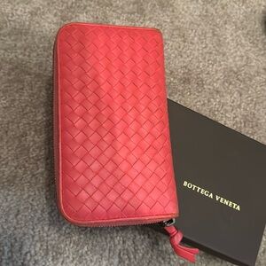 AUTHENTIC BOTTEGA VENETA VINTAGE WOVEN ZIP-AROUND LEATHER WALLET